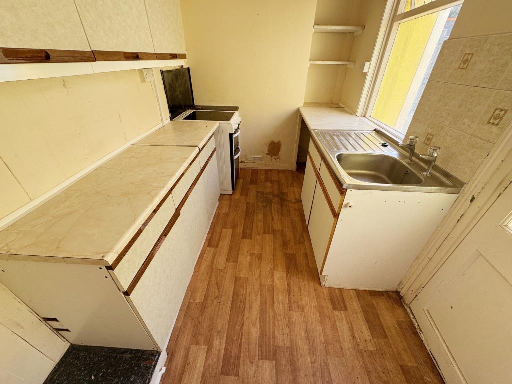 Lot: 121 - TWO-BEDROOM HOUSE FOR IMPROVEMENT - Kitchen